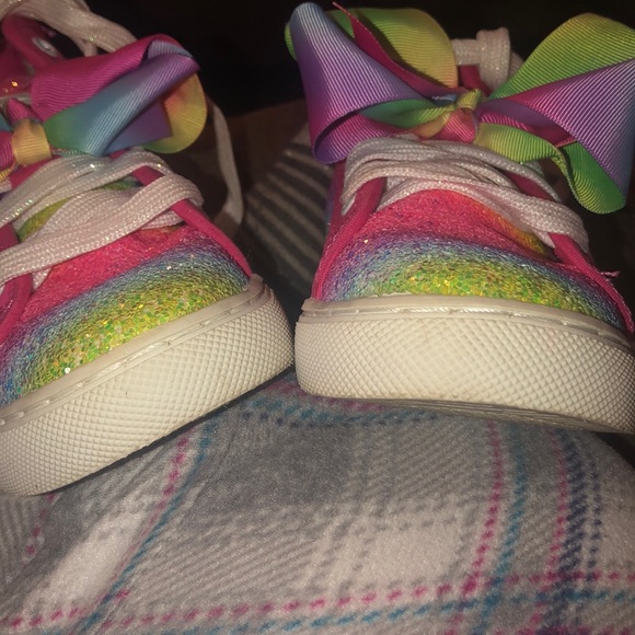 Jojo Siwa rainbow shows with bow - Picture 4 of 5